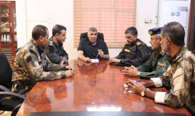مدير الأمن والشرطة بساحل حضرموت يعقد اجتماعًا أمنيًا ويؤكد على رفع الجاهزية وتعزيز التنسيق الميداني