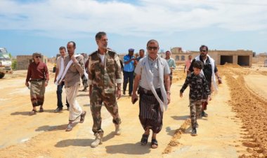 مدير عام الشحر يعقد اجتماعا طارئا لمواجهة حالة عدم الاستقرار الجوي