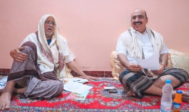 مدير تربية ساحل حضرموت يزور الرائد التربوي عبد العزيز محمد باسعد ويشيد بعطاءاته التربوية والتعليمية