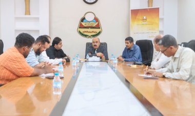 اجتماع بتربية ساحل حضرموت يناقش آلية تنفيذ برنامج تحسين البيئة المدرسية في عدد من مدارس وثانويات بمديرية المكلا