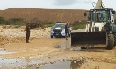 فرق الطوارئ و أمن المديرية يواصلوا فتح الطرق والخطوط المتضررة من الحالة الجوية في الديس الشرقية