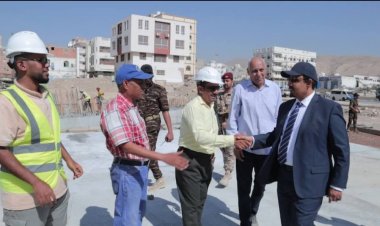 المحافظ بن ماضي يتفقد سير الأعمال الإنشائية لعدد من المشاريع الأمنية والتعليمية والصحية والرياضية والسياحية بمدينة المكلا