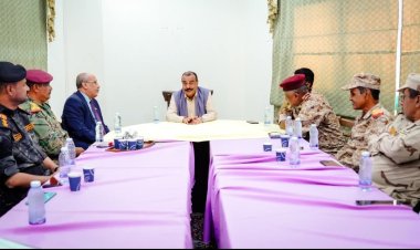 اللواء بن بريك يلتقي عددًا من الضباط العسكريين في  حضرموت