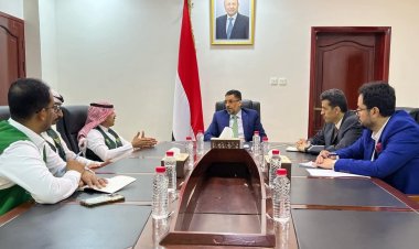 رئيس الوزراء يشيد بجهود المؤسسات والهيئات السعودية في تقديم الدعم للشعب اليمني