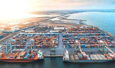 ميناء عدن يشهد حركة تجارية نشطة تعزز من دوره الاستراتيجي في الاقتصاد الوطني