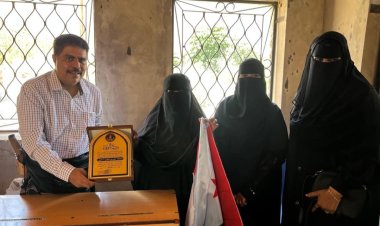 العميد المحمدي يكرم المناضلة أم هارون العكبري تقديرًا لمشاركتها في مليونية حضرموت أولًا بالمكلا