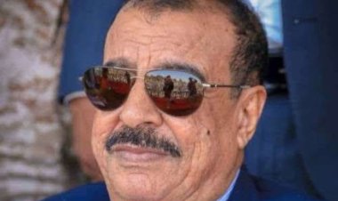 اللواء بن بريك يُعزّي العميد مختار النوبي بوفاة عمته