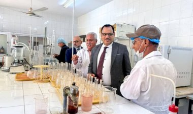 الوزير السقطري يتسلم أجهزة ومعدات فنية لمراقبة جودة الأسماك