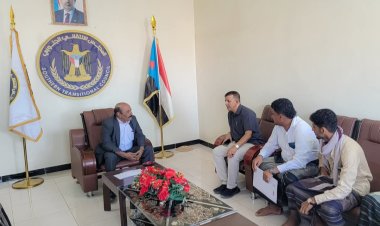 رئيس تنفيذية انتقالي شبوة يلتقي مدير مكتب الشباب بالمحافظة وأعضاء من مبادرة شباب مدينة عزان