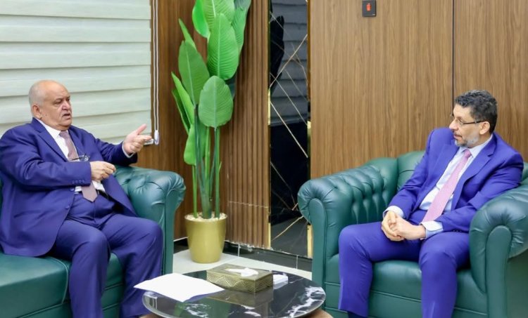 رئيس الوزراء يطلع على خلال زيارته وزارة الخدمة المدنية على مستوى الانضباط الوظيفي ومراقبة سير الدوام