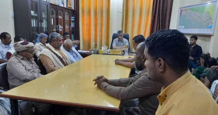 مدير عام مديرية غيل باوزير يعقد اجتماعاً لمعايدة الموظفين ويحثّ على الانضباط الوظيفي