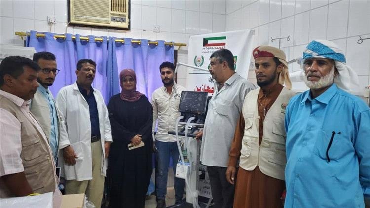 مكتب الصحة بعدن يرفد مستشفى الصداقة ومركز الطوارئ التوليدية بالتواهي جهازي تنفس لحديثي الولادة مقدمة من جمعية الحكمة