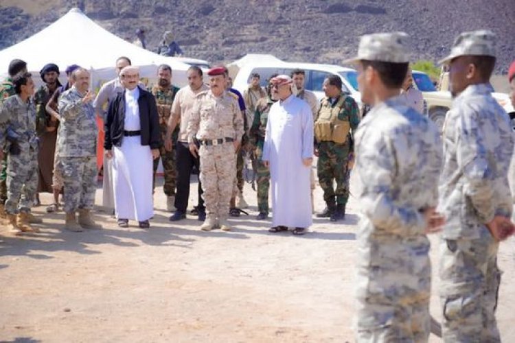 محافظ شبوة يزور معسكر خفر السواحل في رضوم ويكافئ الجنود
