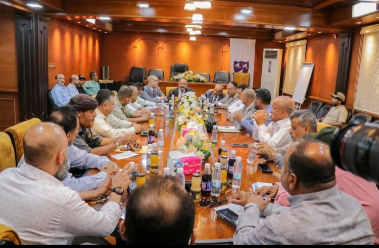 وزير النقل يتفقد سير العمل بمؤسسة موانئ خليج عدن ويؤكد جاهزية ميناء عدن والموانئ المحررة لاستقبال الانشطة التجارية والملاحية