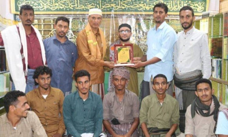 منتدى أحور يختتم رحلته في المكلا بزيارة السيد هاشم الحامد ويهدي مدرسة الغرباء درعا تذكاريا