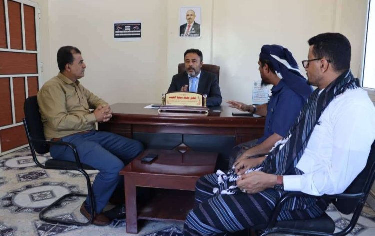 رئيس تنفيذية انتقالي أبين يبحث مع مدير عام خنفر الاحتياجات الخدمية للمديرية