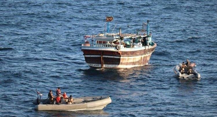 4 قوارب تقل مسلحين تطارد سفينة تجارية في خليج عدن.