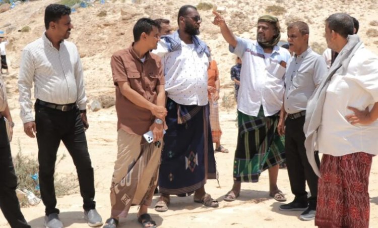 مدير عام الشحر يوجه بإزالة الاستحداثات في مجاري السيول وإحالة المتورطين للجهات القانونية