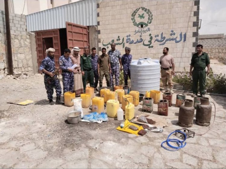 أمن المكلا ينفذ مداهمات أمنية محكمة في مناطق روكب والشرج وفوّه ويهدم شبكة مصانع خمور ومخدرات ويضبط متورطين