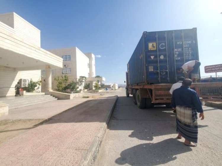 مستشفى بن زايد بشبوة يستقبل دفعة أجهزة طبية بدعم إماراتي