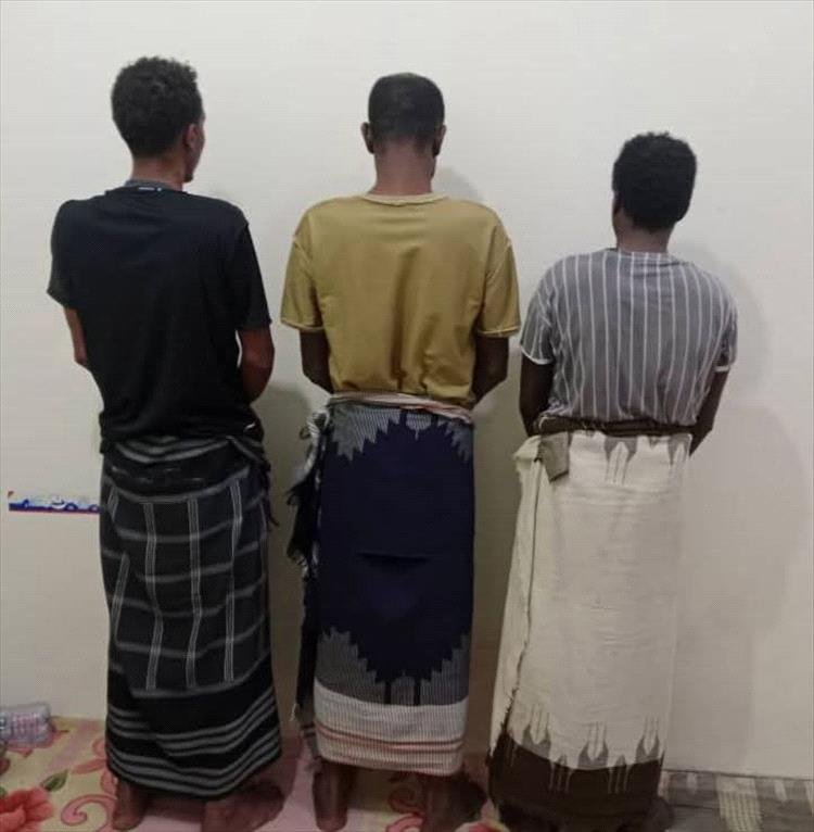 شبوة.. شرطة عسيلان تلقي القبض على عصابة متخصصة في سرقة محتويات السيارات