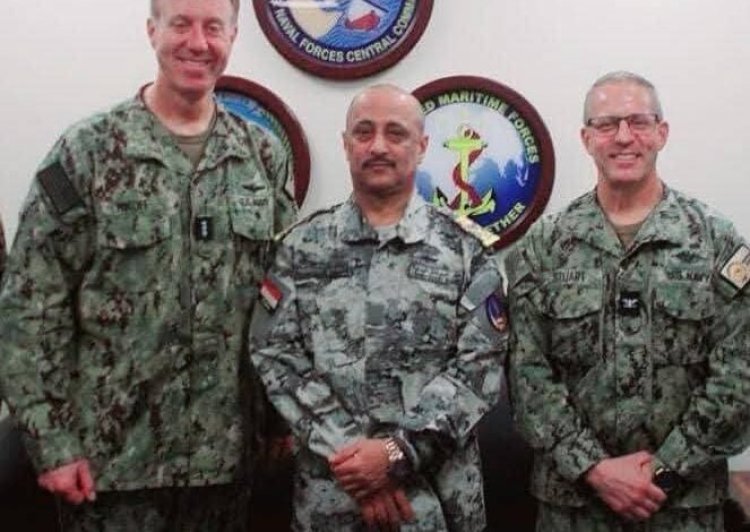 رئيس خفر السواحل اليمنية يبحث مع قائد البحرية الأميركية الأمن البحري في البحر الأحمر وخليج عدن