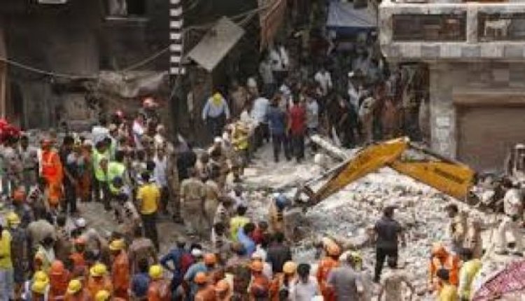 ضحايا في انهيار مبنى سكني بـنيودلهي