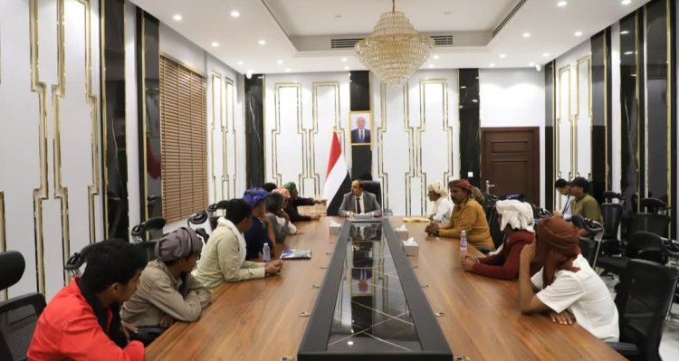 محافظ حضرموت يؤكد حرص السلطة المحلية على القيام بواجبها في توفير الخدمات الأساسية لمديرية غيل بن يمين