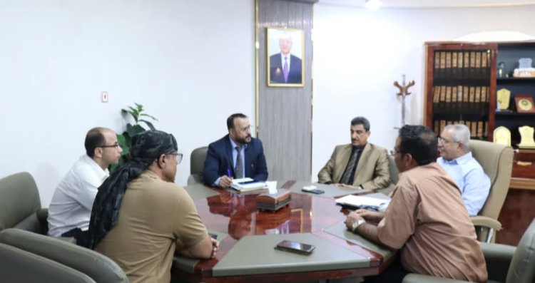 وزير الأشغال يناقش تنفيذ مشروع طريق حيوي يربط محافظتي الضالع ولحج