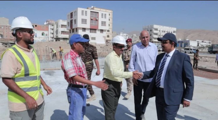 المحافظ بن ماضي يتفقد سير الأعمال الإنشائية لعدد من المشاريع الأمنية والتعليمية والصحية والرياضية والسياحية بمدينة المكلا