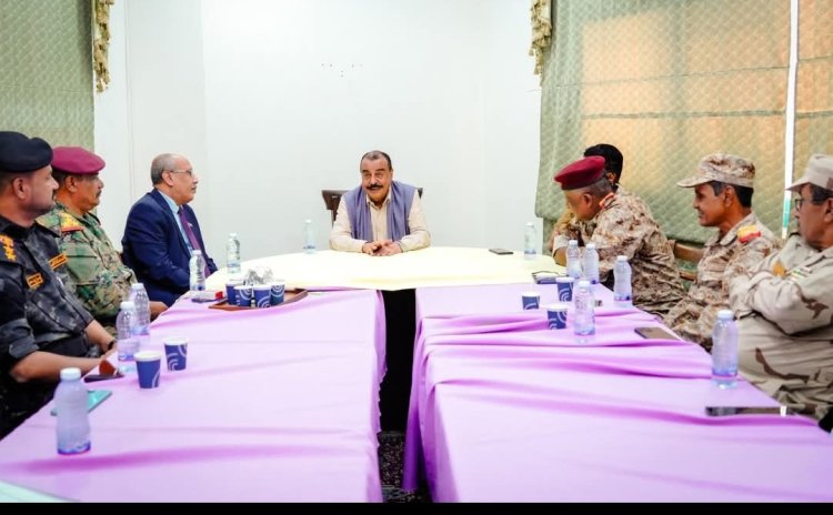 اللواء بن بريك يلتقي عددًا من الضباط العسكريين في  حضرموت