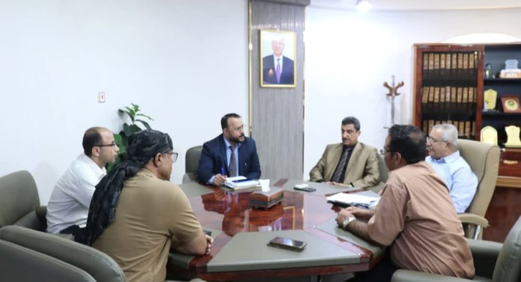 وزير الأشغال يناقش تنفيذ مشروع طريق حيوي يربط محافظتي الضالع ولحج