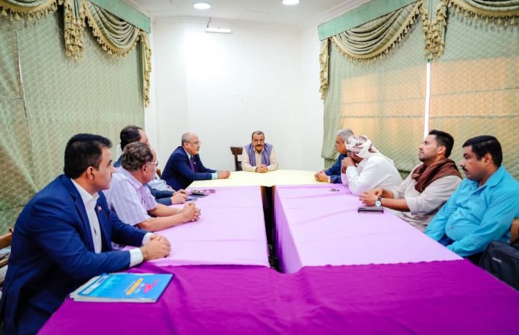 اللواء بن بريك يلتقي عددًا من قيادة مؤتمر حضرموت الجامع بمدينة المكلا