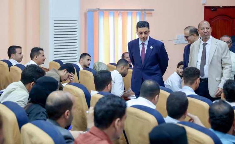 رئيس الوزراء يدشن بجامعة عدن الدورة الأولى لامتحان التقييم والكفاءة لمزاولي المهن الطبية والصحية