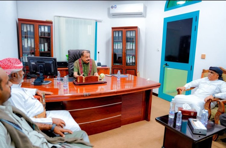 اللواء بن بريك يلتقي شيوخ قبائل الصيعر