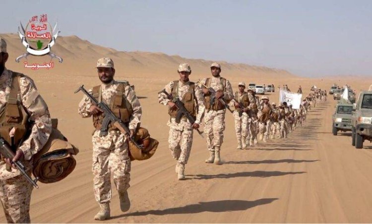 قوات العمالقة الجنوبية تنفّذ مسيرًا عسكريًًا للأفراد المتخرجين من الدورة التدريبية