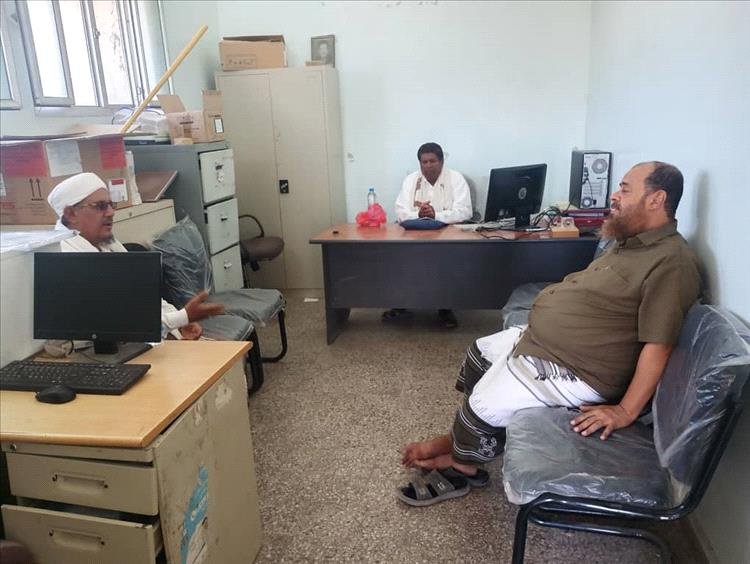 لقاء جمع مدير مستشفى المحفد والشيخ أبوبكر محمد الشقاع لبحث تقديم الاحتياجات من أهل الخير للمستشفى