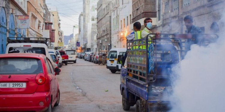 صحة البيئة بمديرية صيرة تواصل حملات الرش الضبابي لمكافحة البعوض الناقل للأمراض