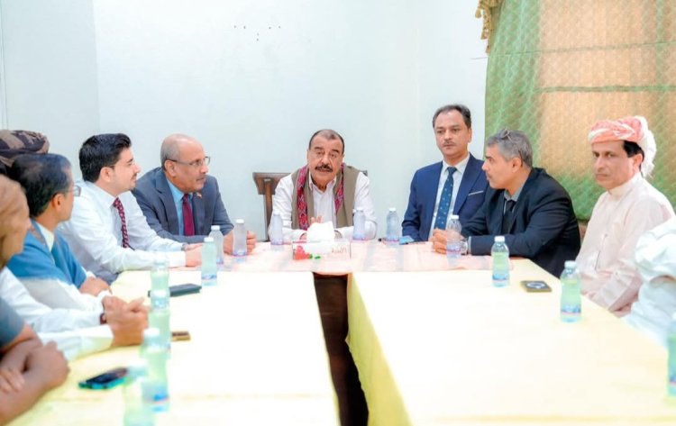 اللواء بن بريك يلتقي وفد محافظة المهرة في حضرموت