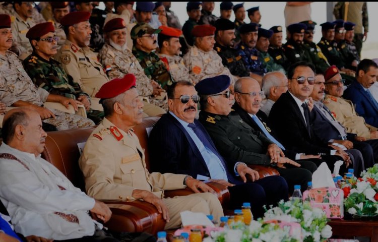 اللواء بن بريك يشهد العرض العسكري المهيب لقوات المنطقة العسكرية الثانية والنخبة الحضرمية