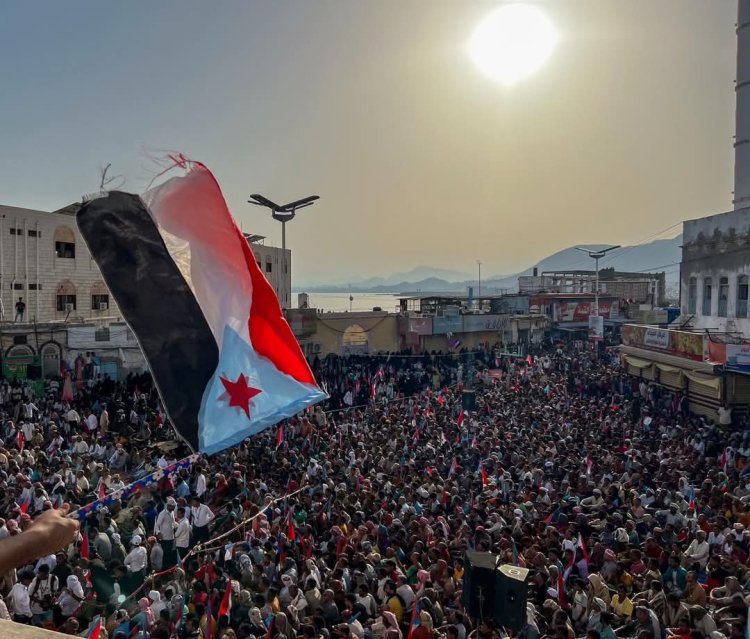 ملتقى الطالب الجامعي بمديرية غيل باوزير يسجل حضوره في مليونية "حضرموت أولاً"  دعماً للنخبة الحضرمية.