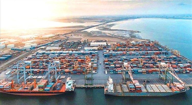 ميناء عدن يشهد حركة تجارية نشطة تعزز من دوره الاستراتيجي في الاقتصاد الوطني