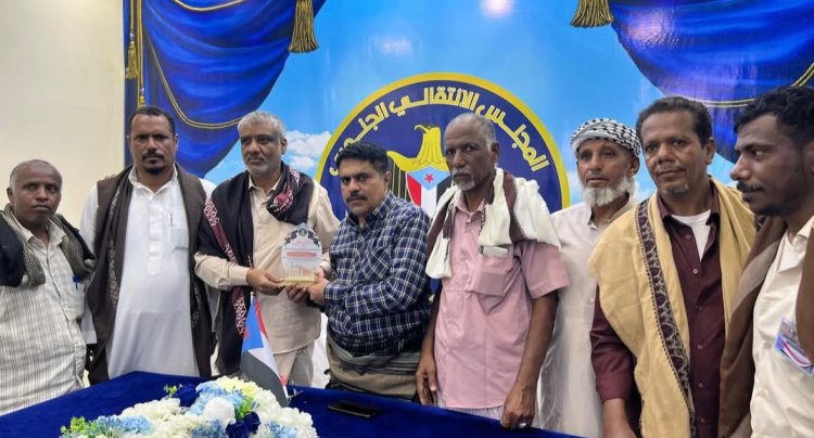 العميد المحمدي يتسلم درع تقديري مقدم من تنفيذية انتقالي شبام تقديرًا لنجاح مليونية “حضرموت أولًا”