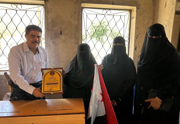 العميد المحمدي يكرم المناضلة أم هارون العكبري تقديرًا لمشاركتها في مليونية حضرموت أولًا بالمكلا