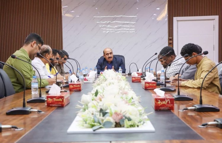 اجتماع بتربية ساحل حضرموت يناقش جملة من القضايا ومستوى المتابعة والتقييم للمشاريع والبرامج التربوية والتعليمية بالمحافظة والمديريات