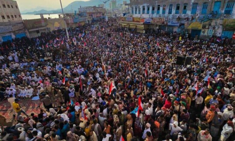 القيادة المحلية لانتقالي حجر تهنئ رئيس انتقالي حضرموت بنجاح فعالية المليونية والذكرى التاسعة لتحرير الساحل”