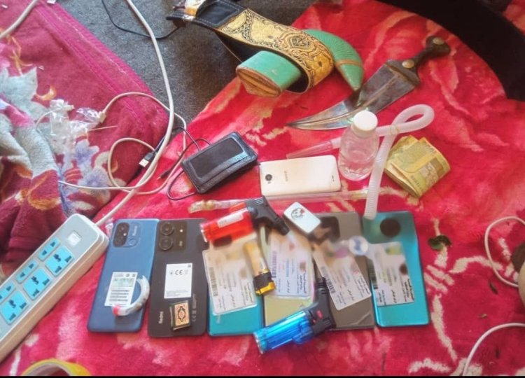 دورية أمنية تضبط ثلاثة أشخاص بحوزتهم أدوات تعاطي مادة الشبو بمديرية القطن