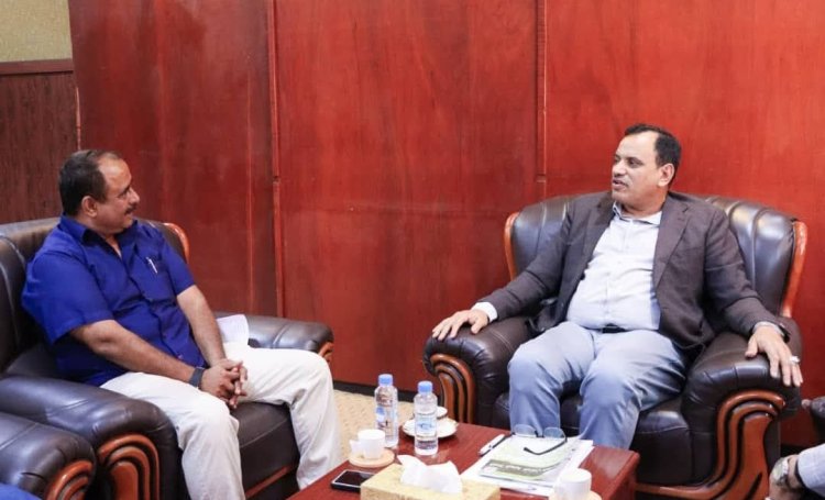 وزير الزراعة يناقش مع عميد كلية ناصر للعلوم الزراعية تطوير المرافق البحثية