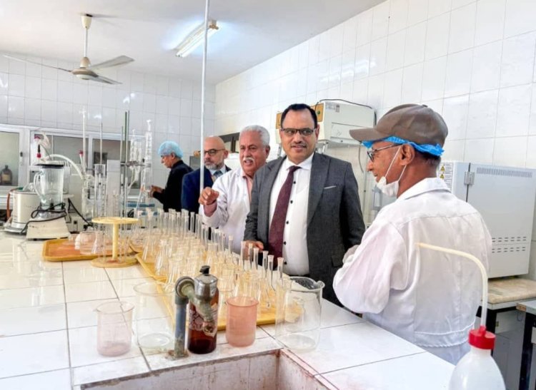 الوزير السقطري يتسلم أجهزة ومعدات فنية لمراقبة جودة الأسماك