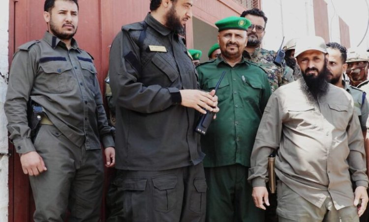 الوالي والشوحطي يطلعون على احتياجات السجن المركزي بلحج